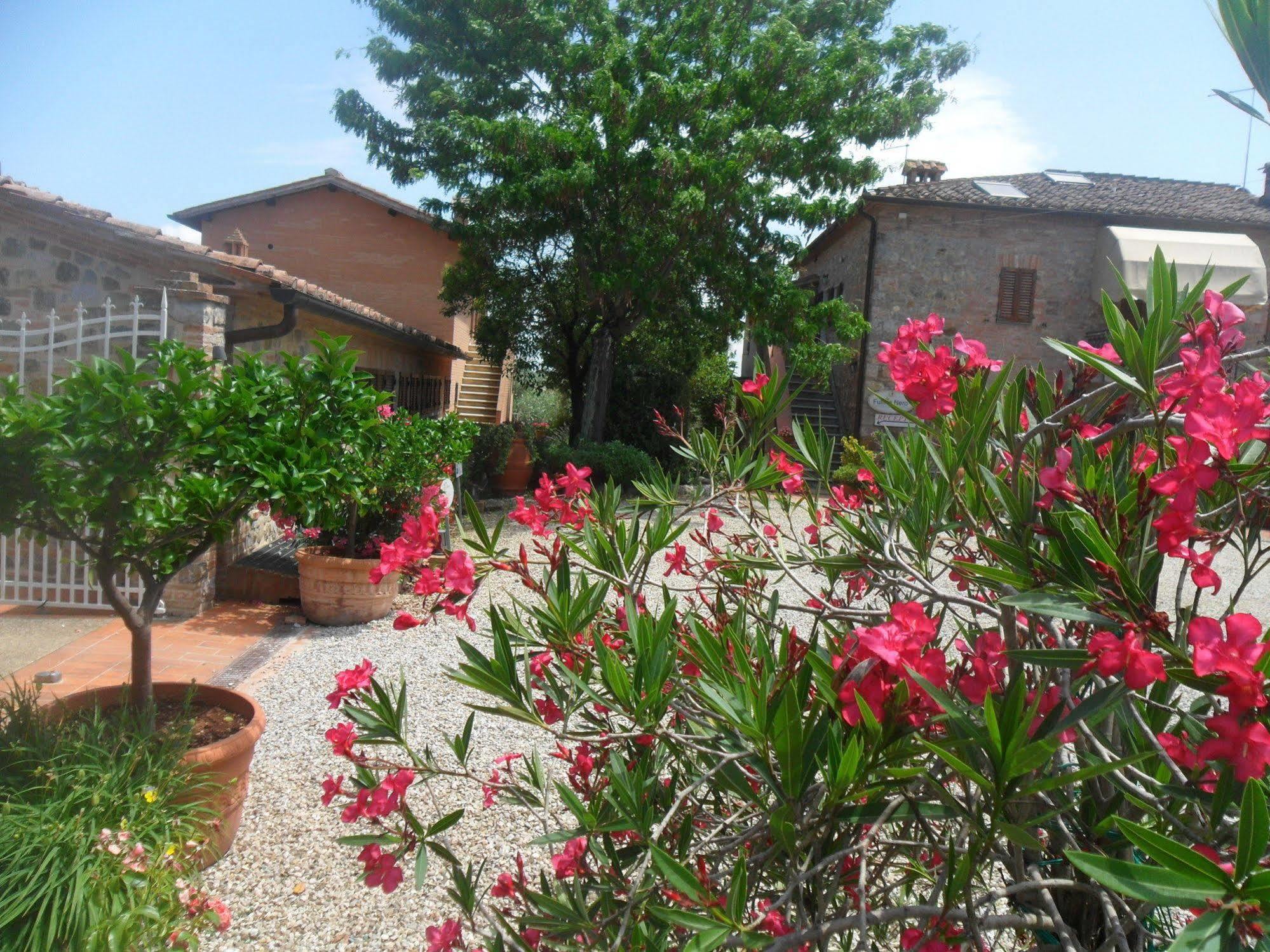 Fullino Nero Rta - Residenza Turistico Alberghiera Siena Exteriör bild